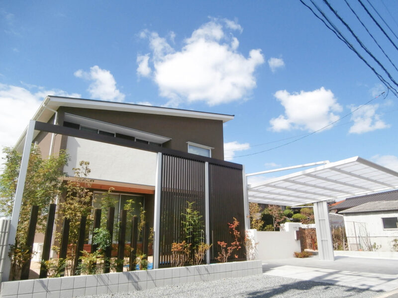 白塗りと粘板岩とのコントラスト